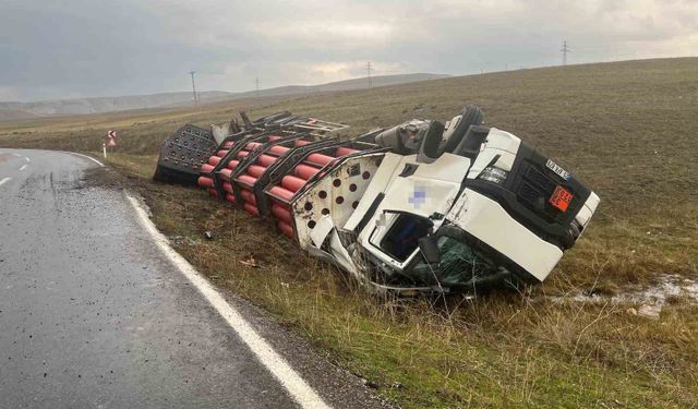Tekman'da yağış kazaya neden oldu: Tır virajı alamayarak devrildi