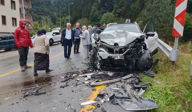Trabzon'da hatalı sollama kazaya neden oldu: 5 yaralı