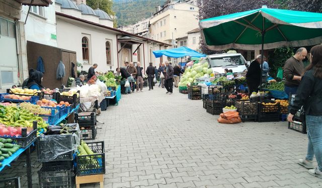 Halk Pazarında Tezgâhlar Dolu, Vatandaşın Poşetleri Boş!