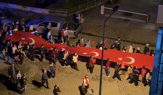 Cumhuriyet coşkusu fener alayıyla sokaklara taştı