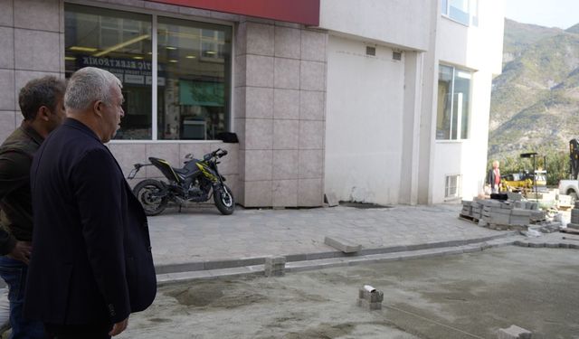 Artvin’de İnönü Caddesi’nde Parke Çalışmaları Devam Ediyor