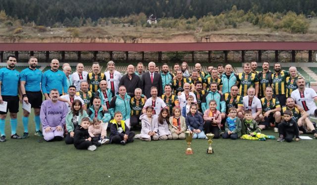 Cumhuriyet Kupası’nın sahibi Artvinspor Veteranlar oldu