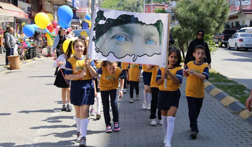 İlkokul Öğrencileri 23 Nisan'ı Balonlarla Yürüyerek Kutladı