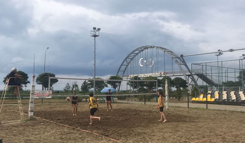 Plaj Voleybol Turnuvası Devam Ediyor