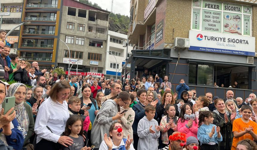 3. Tiyatro Festivali Coşkulu Açılışla Başladı