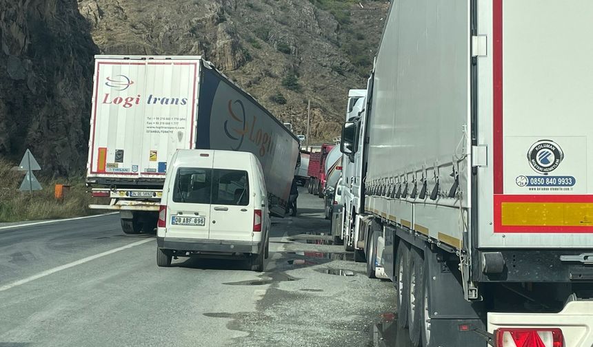 Ardanuç Yolu'nda Trafik Aksadı