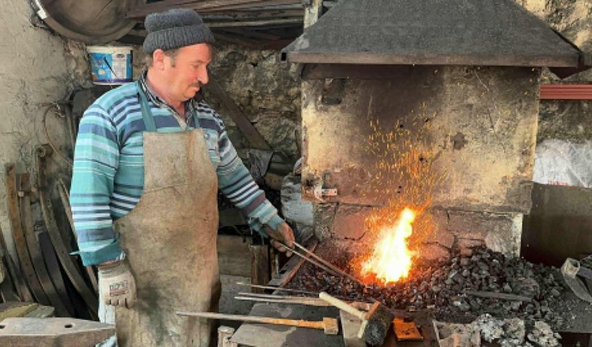 Dedesinin Vasiyetini Yerine Getirmek İçin 40 Yıldır Demir Dövüyor