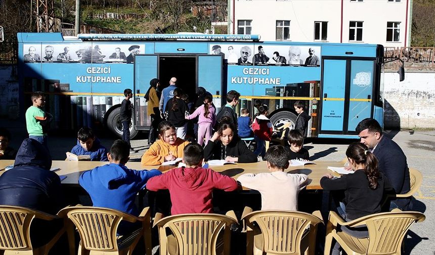 Köylerdeki Çocuklar Gezici Kütüphane'nin Yolunu Gözlüyor