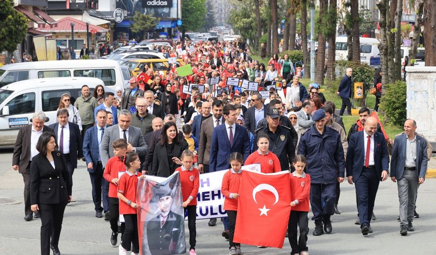 Arhavi'de 23 Nisan Kortej Yürüyüşü Gerçekleştirildi