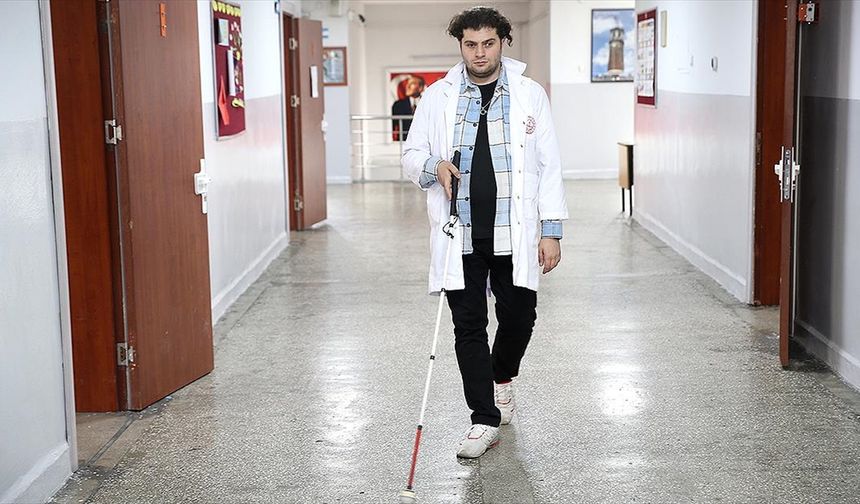 Yapay Zekanın Görüntü Betimleme Özelliği Görme Engelli Öğretmene Kolaylık Sağlıyor