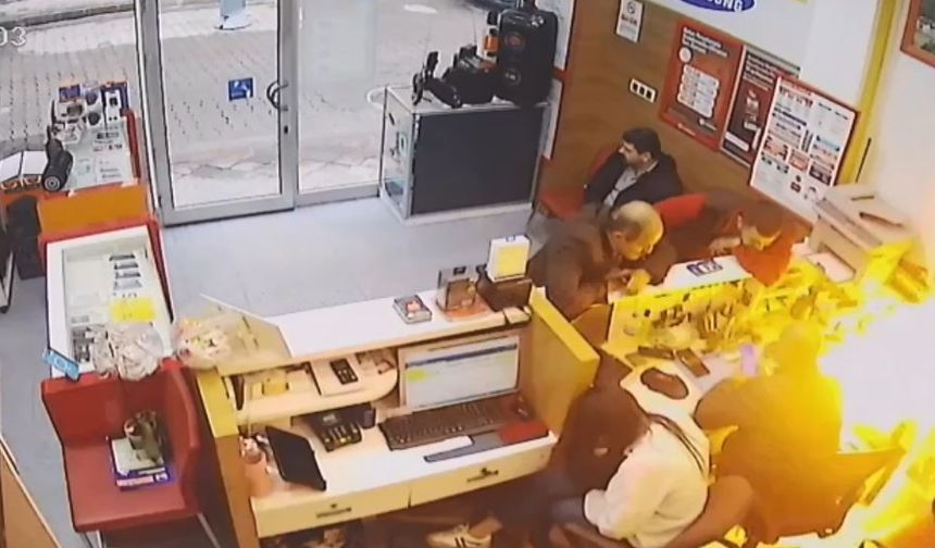 Tamir İçin Getirilen Cep Telefonu Bomba Gibi Patladı