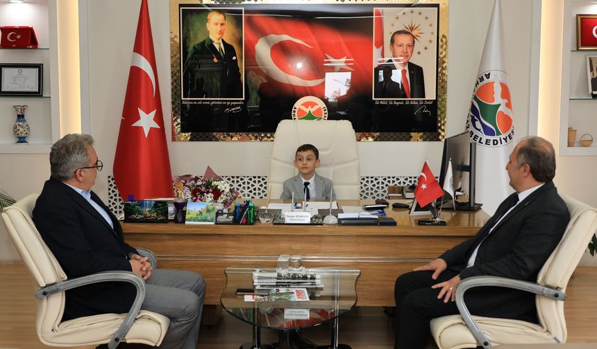 Başkan Ataselim, Koltuğunu İlkokul Öğrencisine Devretti