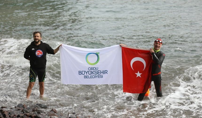 19 Mayıs'ı Karadeniz'in serin sularında kulaç atarak kutladı