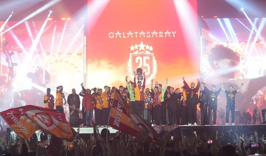Galatasaray, 25. Şampiyonluğu Yenikapı'da Taraftarıyla Kutladı