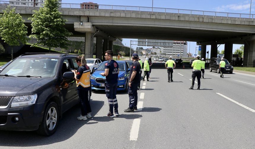 Trabzon'da sürücülere "Fermuar Sistemiyle Yaşama Yol Ver" kampanyası tanıtıldı