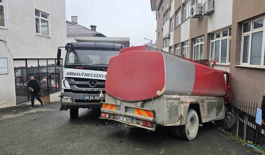 Freni Boşalan Mazot Yüklü Tanker Kaymakamlık Binasına Çarparak Durabildi