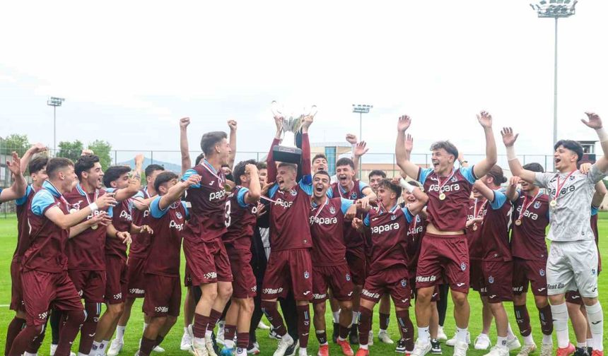 Trabzonspor U19 Takımı Şampiyonluk Kupasını Aldı