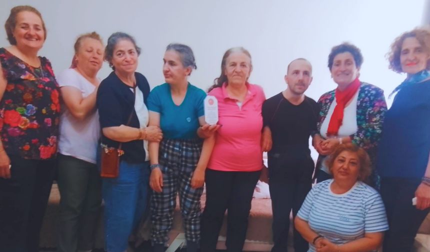 CHP’den Yılın Annesine Plaket