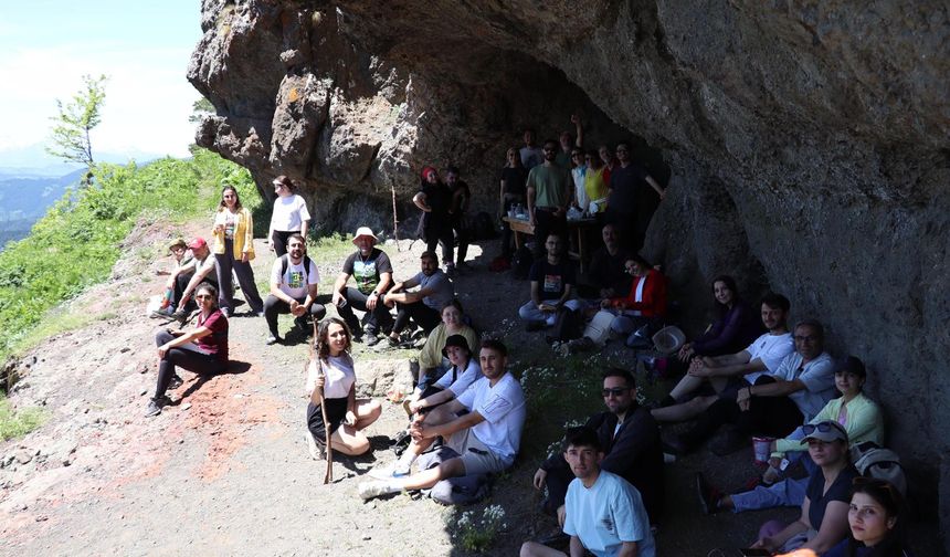 Adımlarda Tarih Patikalarda Hayat
