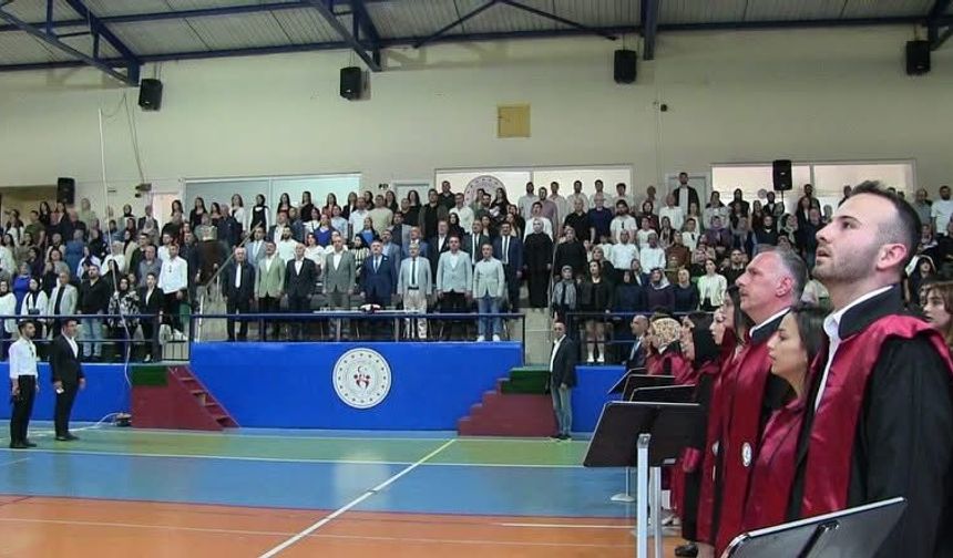 Borçka Acarlar MYO Mezunlarını Verdi