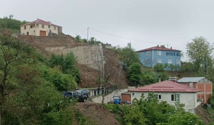 Samsun'da Toprak Kayması Sonucu İstinat Duvarı Çöktü