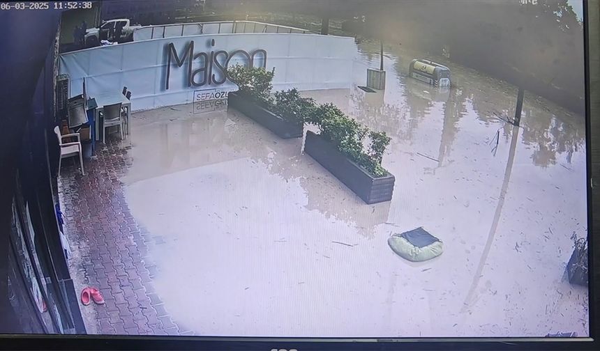 Trabzon'daki Taşkında Suyun Yükselme Anı Güvenlik Kamerasınca Kaydedildi