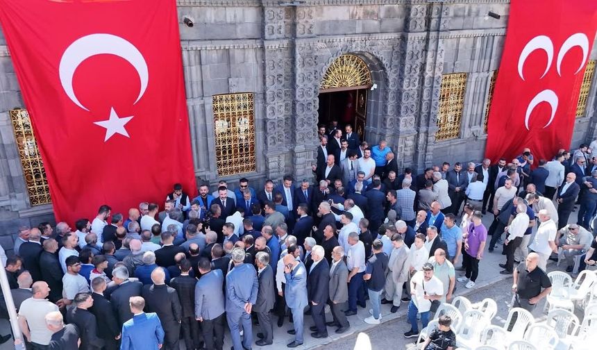 MHP’de bayramlaşma programına yoğun ilgi