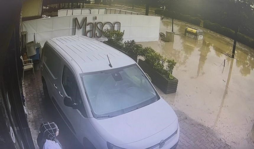 Trabzon’da yaşanan selin geliş anları güvenlik kameralarına yansıdı