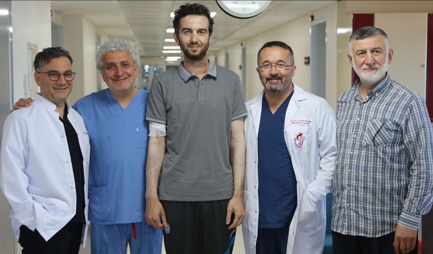 Rize'de Aort Damarında Yırtık Oluşan Hasta Hibrit Yöntemiyle Tedavi Edildi