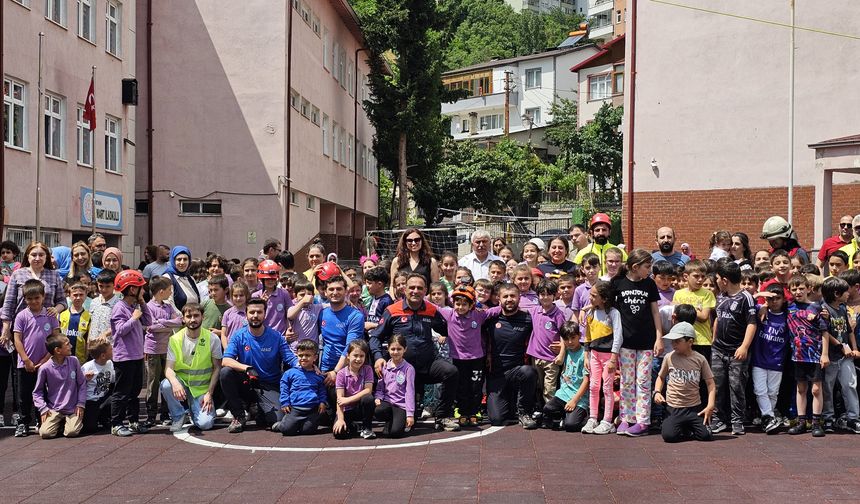 7 Mart İlkokulu’nda Öğrenci ve Velilere Afet Tatbikatı