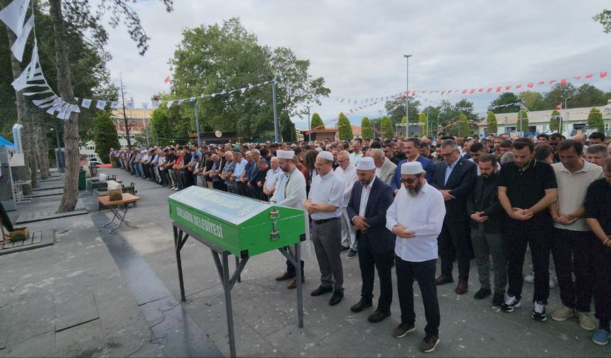 Denizde boğulma tehlikesi geçiren sınıf öğretmeni yaşamını yitirdi