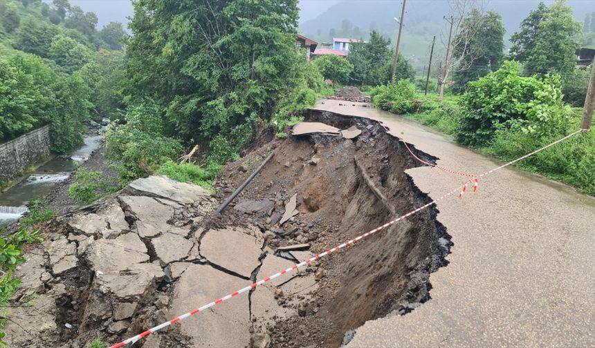 Heyelan Nedeniyle 2 Köy Yolu Ulaşıma Kapandı