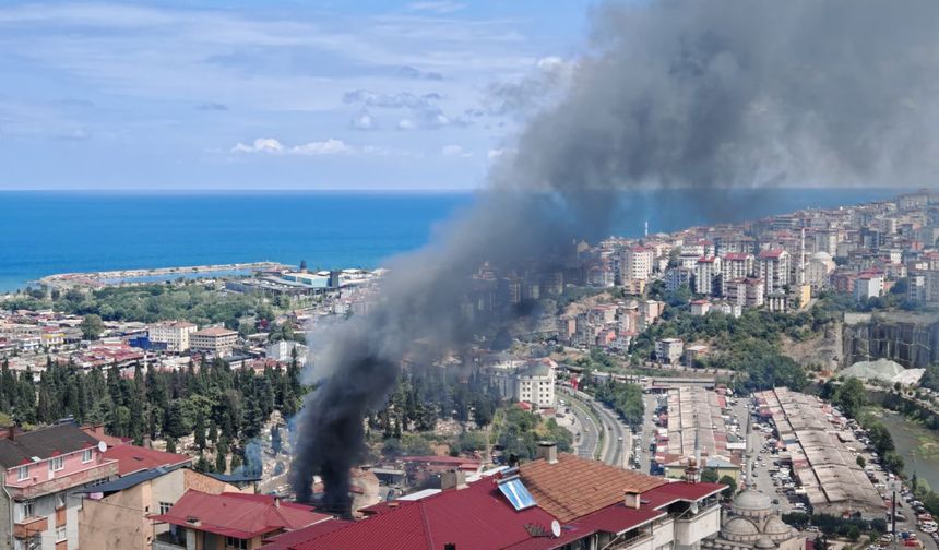 Trabzon'da Mobilya Atölyesinde Çıkan Yangına Müdahale Ediliyor