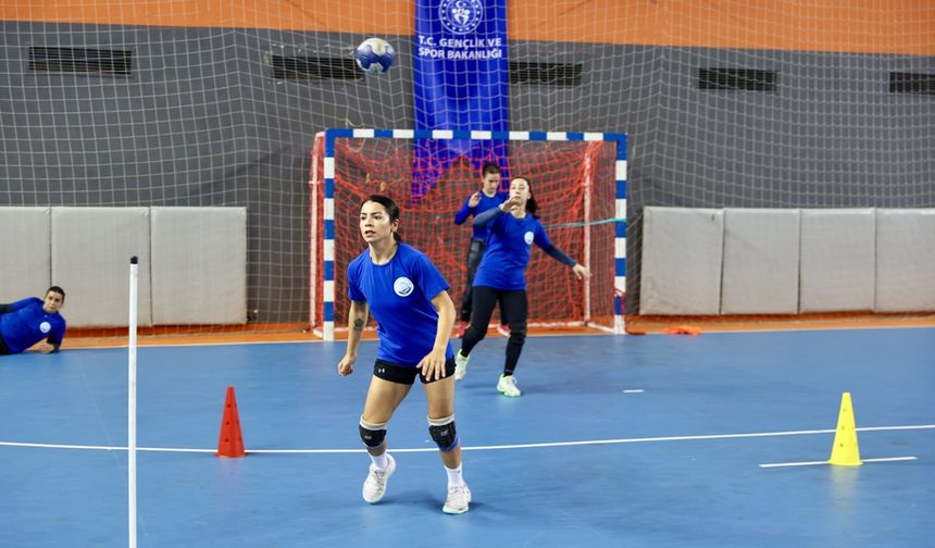 Trabzonlu Kadın Hentbolcu, İşitme Engelli Sporcuların Antrenörlüğünü Yapıyor