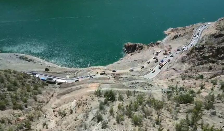 Artvin’in Yusufeli İlçesindeki Heyelan Sonrası Ulaşım Kontrollü Olarak Sağlanıyor