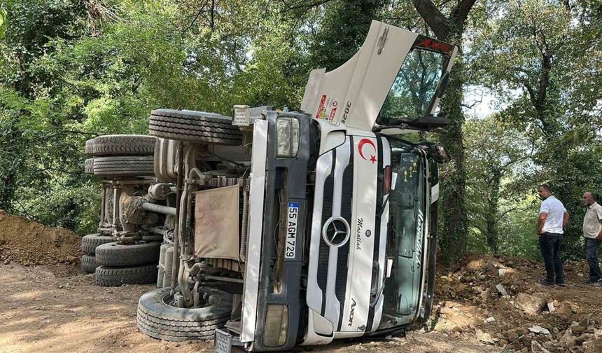 Samsun’da hafriyat kamyonu devrildi: 1 yaralı