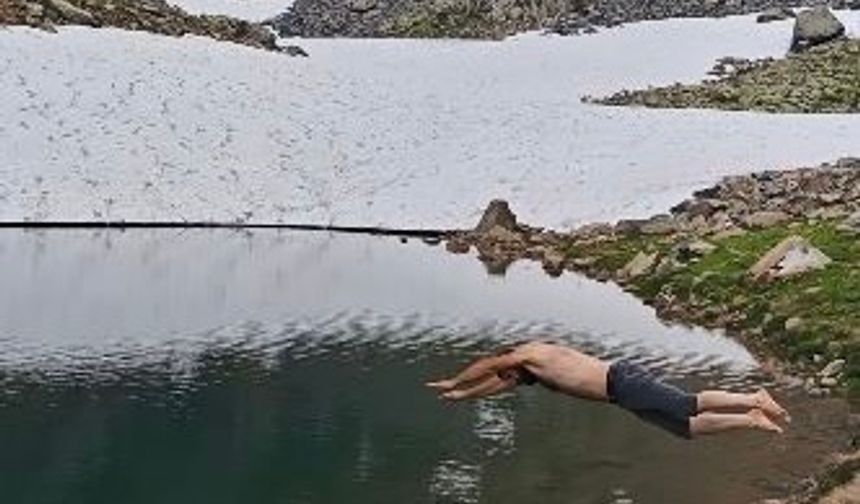 Artvin’de Yaz Ortasında Karla Kaplı Göle Girdiler