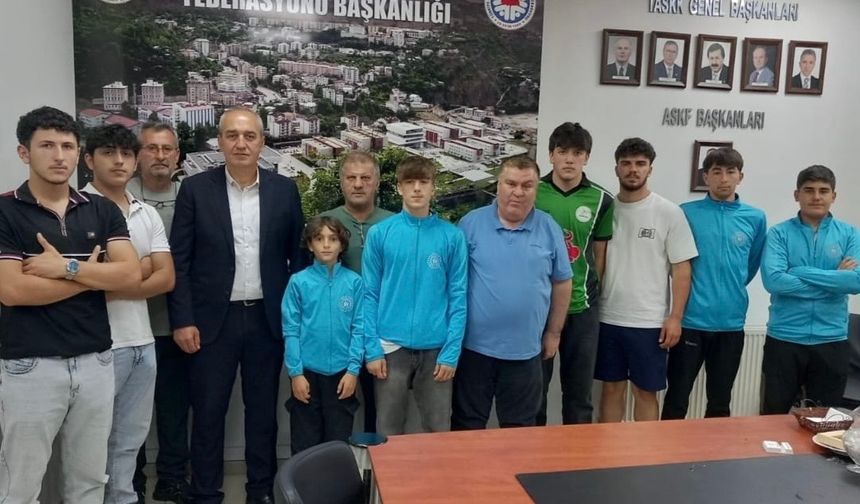 Şampiyon Güreşçilerden Artvin ASKF’ye Ziyaret