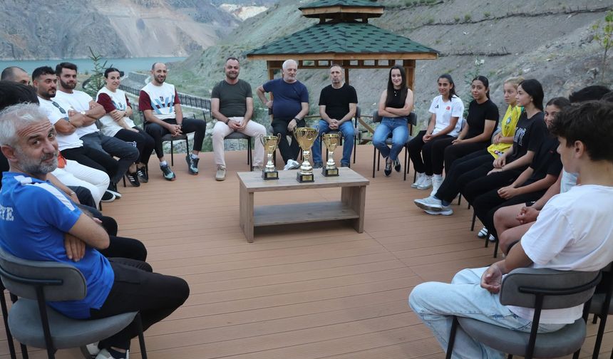 Sporcular İle Bir Araya Geldi