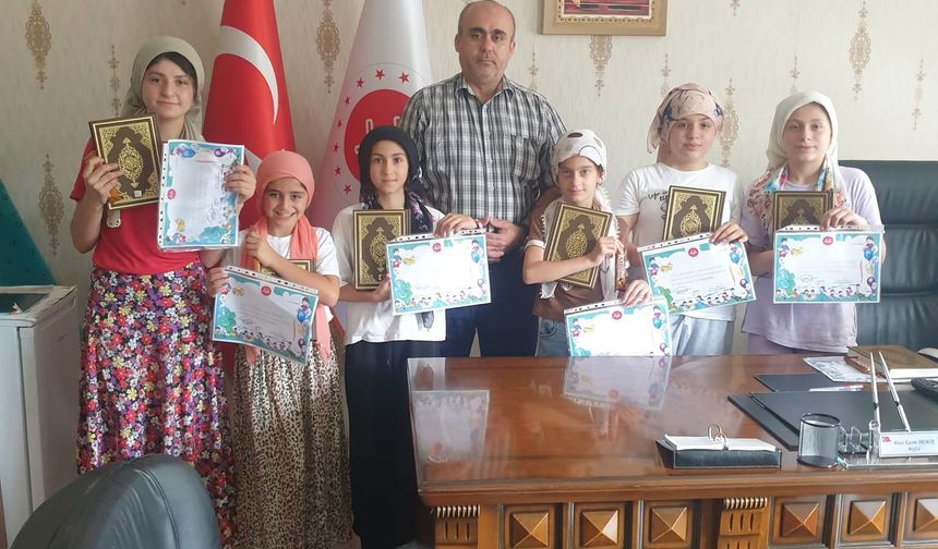 Kur'ân-ı Kerim Okumaya Geçen Öğrencilere Hediye Takdimi