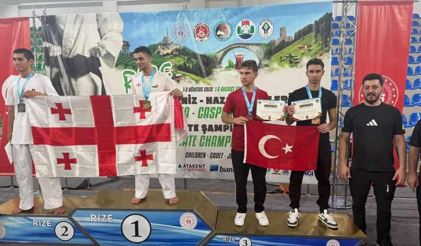 Karateciler Rize’den Madalyalarla Döndü!