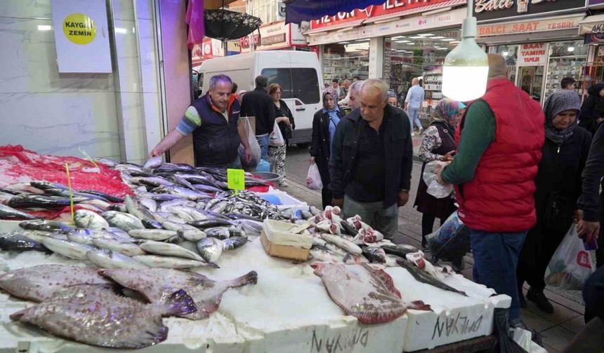 Karadeniz’deki olumsuz hava balık tezgahlarını etkiledi