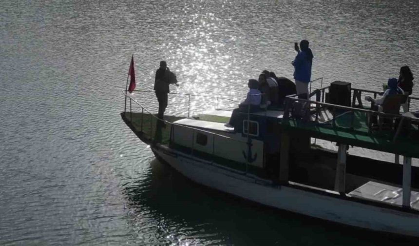 Tortum Gölü’nde Karadeniz Ezgileri Yankılandı