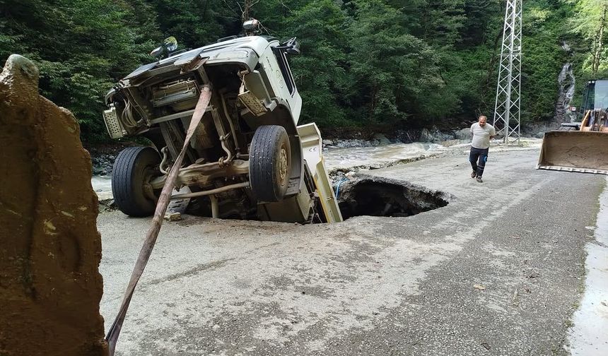 Yol Onarım Sırasında Kamyon Göçüğe Düştü: 1 Yaralı