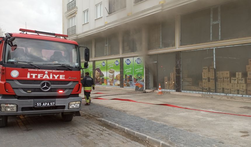 Çarşamba'da iş yerinin deposunda çıkan yangın hasara yol açtı