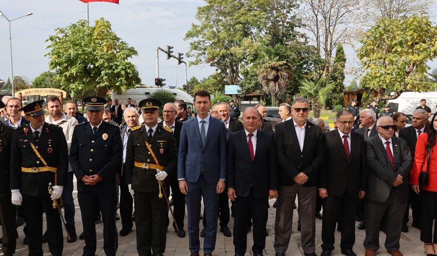 29 Ekim Coşkusu Çelenk Töreniyle Başladı