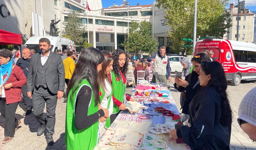 Filistin İçin Hayır Çarşısı Düzenlendi