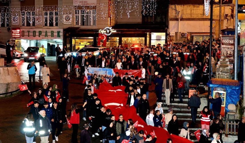 Cumhuriyet Bayramının Coşkusu Fener Alayıyla Taçlandı