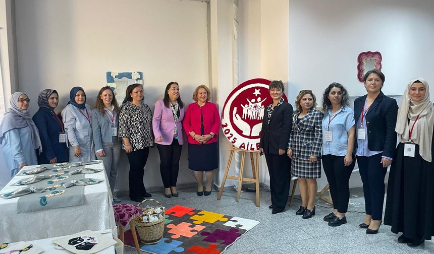 İpliklerle Yaşama Kurulan Köprü Sergisi