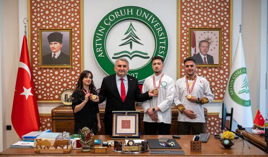 AÇÜ’de “Ahi Sancağı” Gururu